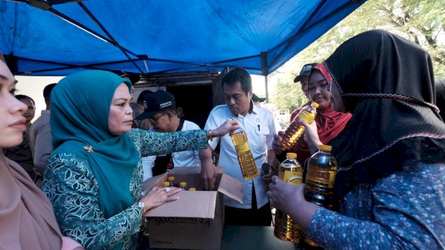 Sejumlah warga Kabupaten Gowa saat membeli minyak goreng di pasar murah yang digelar Pemerintah Kabupaten Gowa di Halaman Kantor Bupati Gowa, Rabu (08/02). (Dok. Humas Gowa) 