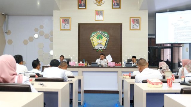 Bupati Gowa Adnan Purichta Ichsan saat memimpin rapat bersama camat dan sekcam dalam rangka penunjukan plt kepala desa yang habis masa jabatannya di Baruga Karaeng Galesong, Kantor Bupati Gowa, Rabu (08/02). (Dok. Humas Gowa)