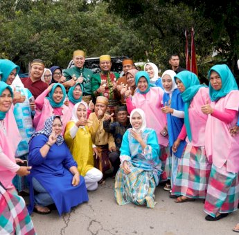 63 Tahun Pangkep, Ibu-Ibu ini Nekat Hadang Kendaraan Gubernur Sulsel untuk Berfoto