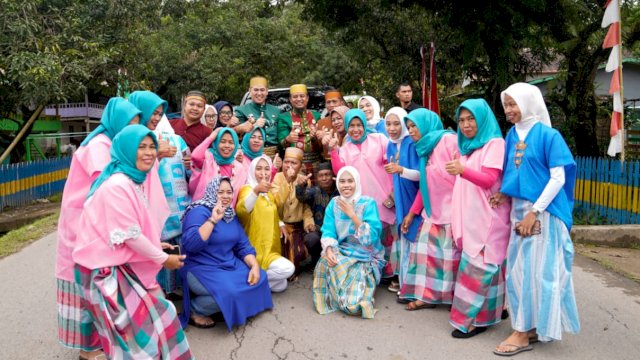Gubernur Sulsel Andi Sudirman Sulaiman, didampingi Bupati Pangkep Yusran Lalogau, berfoto dengan sekumpulan ibu-ibu saat menuju lokasi HUT Kabupaten Pangkep yang ke-63, Rabu (08/02/2023). (Istimewa)