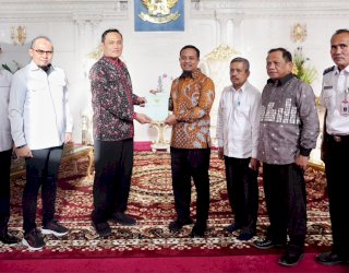 Gubernur Andi Sudirman Terima Sertifikat Hak Pakai Bandara Sorowako