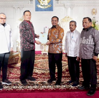 Gubernur Andi Sudirman Terima Sertifikat Hak Pakai Bandara Sorowako