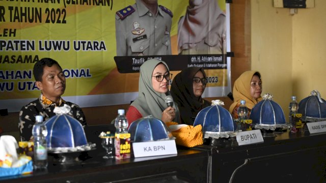 Bupati Luwu Utara Indah Lutri Indriani (tengah) saat memberi arahan kepada belayan usai menyerahkan sertifikat tanah. Kamis (09/02/2023)