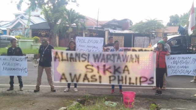 Aliansi Wartawan Sikka, saat melakukan aksi Demo di depan Kantor DPRD Kabupaten Sikka. (Istimewa)