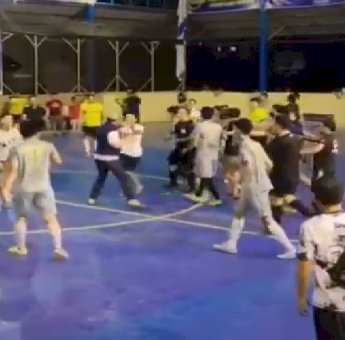 Sempat Ricuh, Pertandingan Futsal Kejaksaan Vs BRI di HUT Sinjai Berakhir Damai