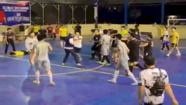 Tangkapan Layar Video saat pertandingan Tim Futsal Kejaksaan Vs BRI Sinjai, (10/02/2023). (Istimewa)