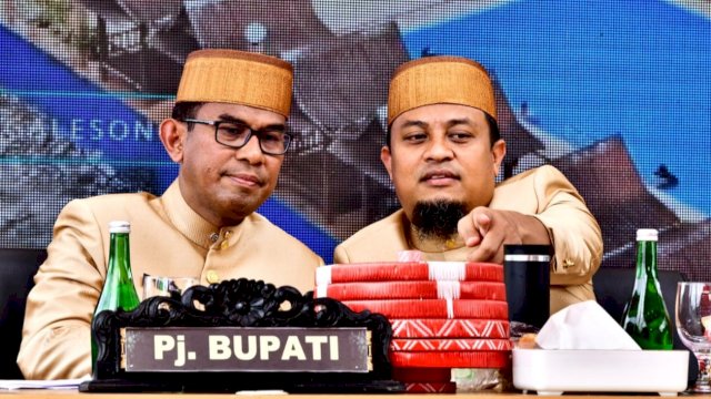 Gubernur Sulsel Andi Sudirman Sulaiman, bersama Pj Sekda Kabupaten Takalar Setiawan Aswad, saat menghadiri HUT ke 63 Kabupaten Takalar, Jumat (10/02/2023). (Istimewa)