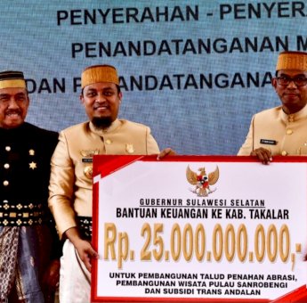 Gubernur Sulsel Serahkan Bantuan Keuangan Rp 25 Miliar ke Takalar, Untuk Pembangunan Tanggul Penahan Abrasi