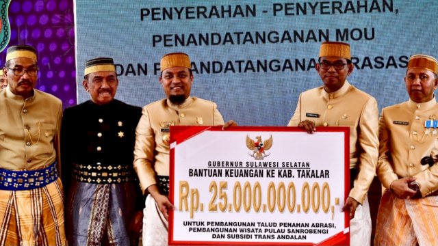 Gubernur Sulsel Andi Sudirman Sulaiman, saat menyerahkan bantuan keuangan kepada Pj Bupati Takalar Setiawan Aswad, Jumat (10/02/2023). (Istimewa)