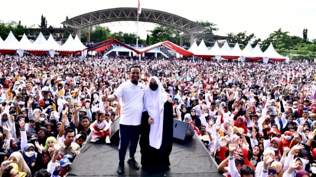 Gubernur Sulsel Andi Sudirman Sulaiman dan Ketua TP PKK Sulsel Naoemi Octarina, saat mengikuti Sulsel Anti Mager di Lapangan H. Makkatang Dg. Sibali, Takalar, Sabtu (11/02/2023). (Istimewa)