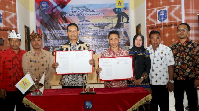 Bupati Wakatobi, Haliana, dan GM PT PLN UID Sulselrabar, Moch Andy Adchaminoerdin, saat menandatangani PKS. (Istimewa)