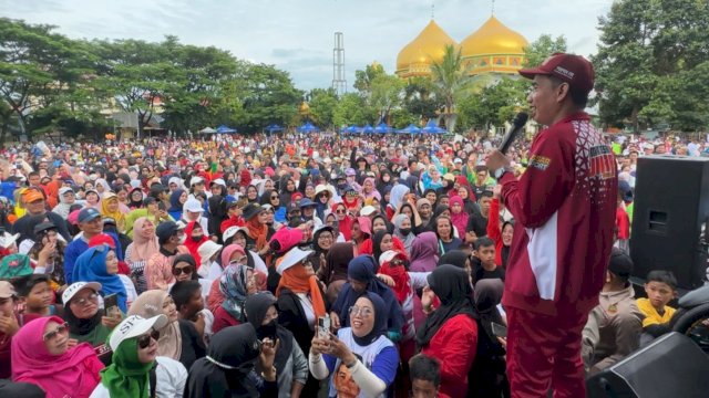 Ketua DPRD Kota Makassar Rudianto Lallo, memberikan sambutan saat mengikuti Jalan Sehat Anak Rakyat di Kecamatan Biringkanaya, Minggu (12/02/2023). (Istimewa)