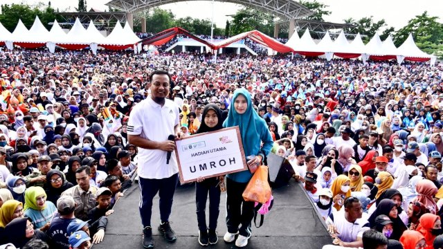 Pelajar SMPN 2 Mappakasunggu Takalar Azizah Regina, saat menerima hadiah Umroh dari Gubernur Sulsel, Minggu (12/02/2023). (Istimewa)