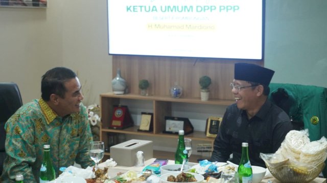 Andi Amran Sulaiman saat berbincang santai dengan Ketua Umum PPP Mardiono, di AAS Building, Kota Makassar, Sabtu (11/02/2023). (Istimewa)