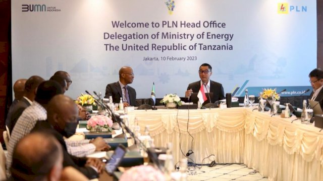 Direktur Utama PLN Darmawan Prasodjo, saat menerima kunjungan Menteri Energi Tanzania January Makamba, Jumat (10/02/2023). (Istimewa)