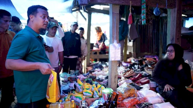 Gubernur Sulsel Andi Sudirman Sulaiman, saat berbelanja di Pasar Sentral Malino, Minggu (12/02/2023). (Istimewa)