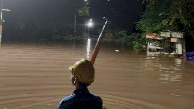 Petugas PLN di lokasi banjir di Makassar. (Ist)
