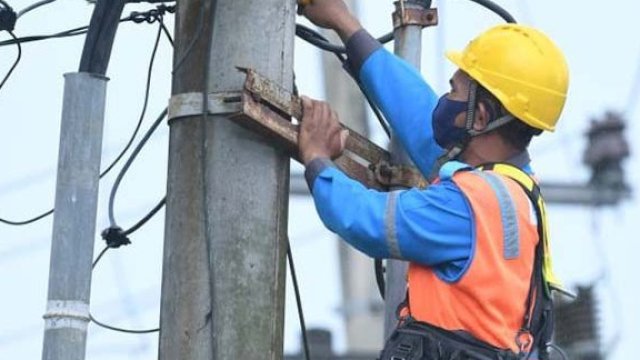 Petugas PLN membenahi jaringan Listrik. (Istimewa)