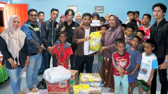 Penyaluran bantuan oleh empat komunitas ke Panti Asuhan di Kabupaten Takalar, Senin (13/02/2023). (Istimewa)