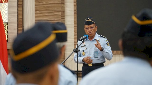 Kepala Divisi Keimigrasian (Kadivim) Kanwil Kemenkumham Sulsel Jaya Saputra saat memimpin Apel Pagi, di Aula Kanwil Kemenkumham Sulsel, kemarin. (Dok. Humas Kanwil Kemenkumham Sulsel)