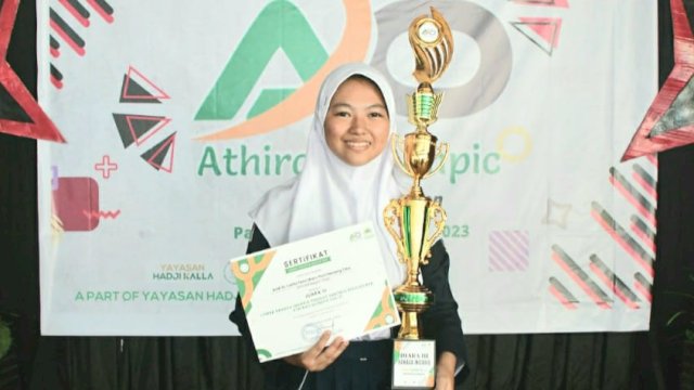 Andi St. Celita Tenri Waru Putri saat menerima Piala Kategori Bahasa Inggris. (Istimewa)