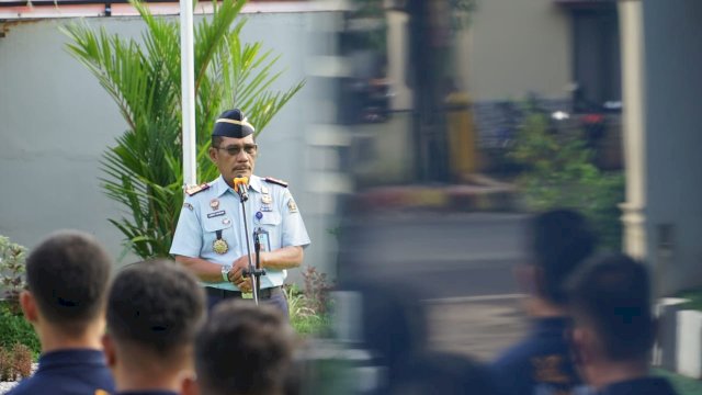 Kakanwil Kemenkumham Sulsel Liberti Sitinjak saat memberikan pengarahan kepada pegawai di sela Apel Pagi di Halaman Kanwil Kemenkumham Sulsel, Selasa (14/02). (Dok. Humas Kanwil Kemenkumham)