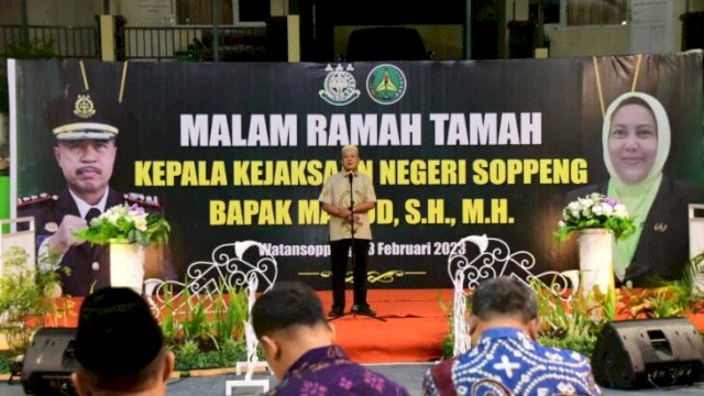 Bupati Soppeng, Andi Kaswadi Razak memberikan sambutan dalam malama ramah tamah Kajari Soppeng yang berpindah tugas, Senin (13/02/2023) malam. (Ist)