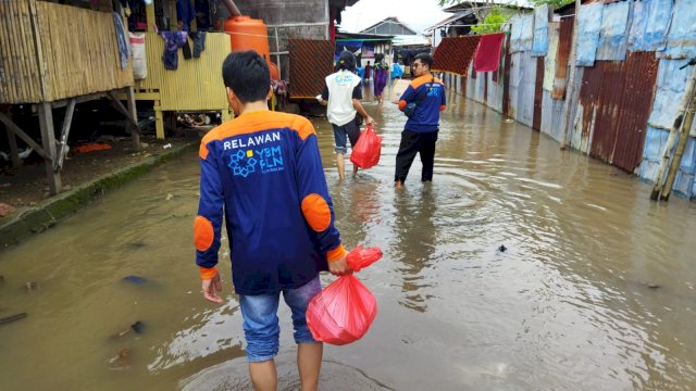 Yayasan Baitul Maal (YBM) PLN saat menyalurkan bantuan paket makanan siap saji untuk korban banjir di beberapa titik di Kota Makassar, Selasa (14/02/2023). (Istimewa)