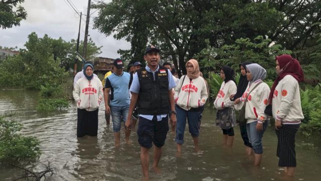 Ketua DPRD Kota Makassar Rudianto Lallo, saat menyalurkan bantuan ke Korban banjir di beberapa titik di Kota Makassar, Selasa (14/02/2023). (Istimewa)