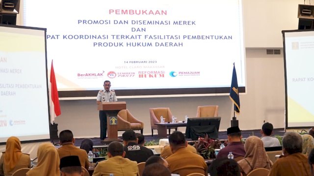 Kepala Kanwil Kemenkumham Sulawesi Selatan Liberti Sitinjak, saat membuka Workshop Promosi dan Diseminasi Merek bertajuk &ldquo;Membangun Kesadaran Cinta dan Bangga Merek Indonesia melalui One Village One Brand dan Indikasi Geografis di Sulsel&rdquo;, di Hotel Claro Makassar, Selasa (14/02). (Dok. Humas Kanwil Kemenkumham Sulsel)