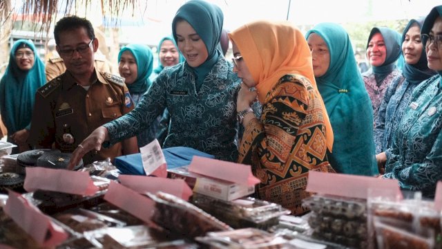 Ketua TP PKK Kabupaten Gowa Priska Paramita Adnan saat memperkenalkan sejumlah produk unggulan UMKM di Kabupaten Gowa kepada Ketua TP PKK Pesawaran, Nanda Indira Dendi di sela-sela kunjungannya di Kampung Rewako, Je'netallasa, Kecamatan Pallangga, Selasa (14/02). (Dok. Humas Gowa)