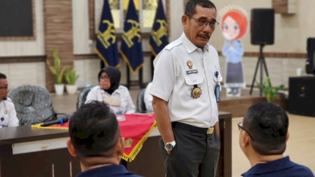 Kakanwil Kemenkumham Sulsel Liberti Sitinjak saat memberikan penguatan pembinaan dan peningkatan disiplin pada petugas regu pengamanan LPKA Kabupaten Maros, di Aula Kanwil Kemenkumham Sulsel, kemarin. (Dok. Humas Kanwil Kemenkumham Sulsel)