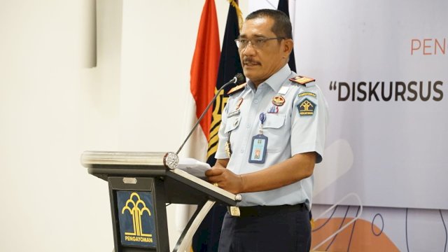 Kakanwil Kemenkumham Sulsel Liberti Sitinjak saat membuka Seminar Pengungsi Luar Negeri di Indonesia dengan tema "Diskursus antara Kebijakan dan Kemanusiaan", di Hotel Claro Makassar, kemarin. (Dok. Humas Kanwil Kemenkumham Sulsel)