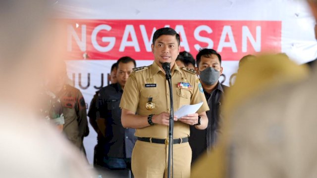 Bupati Gowa Adnan Purichta Ichsan saat memimpin Apel Siaga Pengawasan, Satu Tahun Menuju Pemilu 2024, di Pelataran Istana Tamalate, kemarin. (Dok. Humas Gowa)
