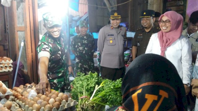 Dandim 1415/Selayar Letkol Inf Nanang Agung Wibowo, bersama jajaran Forkopimda saat menggelar Sidak harga sembako di Pasar Sentral Benteng, Rabu (15/02/2023). (Istimewa)