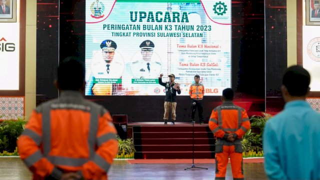 Gubernur Sulsel Andi Sudirman Sulaiman, saat mempin Apel Bulan K3 di Kantor Pusat PT Semen Tonasa Kabupaten Pangkep, Selasa (14/02/2023). (Istimewa)