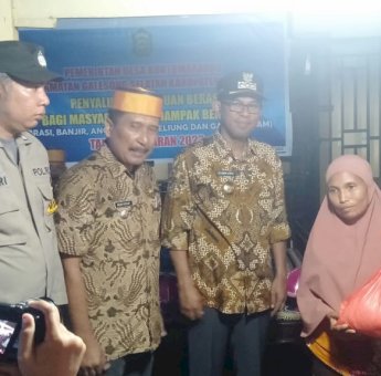 Kepala Desa Bontomarannu Takalar Bagikan Beras Kepada 345 KK yang Terdampak Benca