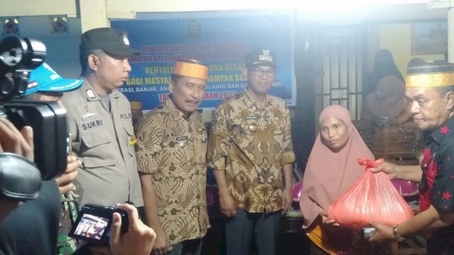 Pj Bupati Takalar Setiawan Aswad, saat menghadiri penyaluran bantuan Beras kepada 345 Kepala Keluarga di Desa Bonto Marannu, Kamis (16/02/2023). (Istimewa)