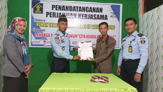 Rutan Kelas IIB Watansoppeng saat melakukan kerjasama terkait penyediaan layanan bantuan hukum gratis bagi WBP. Kerjasama ini ditanda tangani antara Karutan Kelas IIB Watansoppeng Yongki Yulianto, dengan Lembaga Bantuan Hukum Cita Keadilan Kabupaten Soppeng, di Rutan Kelas IIB Watansoppeng, belum lama ini. (Dok. Humas Kanwil Kemenkumham Sulsel)