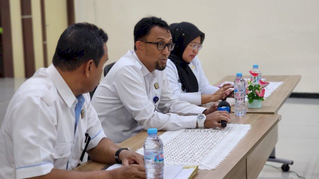 Kepala Divisi Pelayanan Hukum dan HAM Kanwil Kemenkumham Sulsel Hernadi saat memberikan pengarahan di sela-sela pertemuan dengan jajaran BHP Makassar di Aula Kanwil Kemenkumham Sulsel, Kamis (16/02). (Dok. Humas Kanwil Kemenkumham Sulsel)