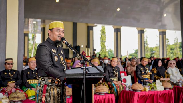 Gubernur Sulsel Andi Sudirman Sulaiman, memberikan sambutan saat HUT ke-17 Belopa sebagai Ibu Kota Kabupaten Luwu, Kamis (17/02/2023). (Istimewa)