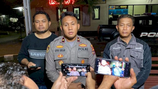 Waka Polres Manggarai Barat, Kompol Sepuh Ade Irsyam Siregar saat memberikan keterangan pers kepada awak media di Labuan Bajo. (Foto.ist)