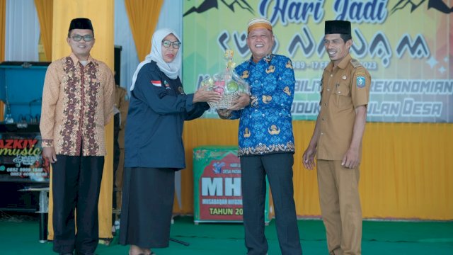 Pemasangan Cincin Permata Tampaning Jadi Simbol Hari Jadi ke-34 Desa Patampanua Soppeng