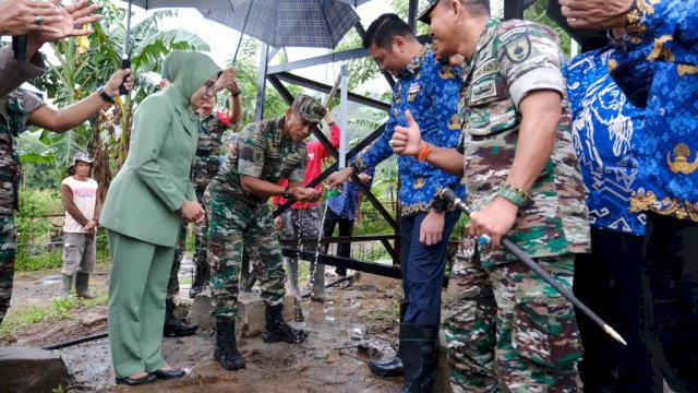 Bupati Gowa Adnan Purichta Ichsan bersama Panglima Divisi Infanteri 3 Kostrad, Mayjen TNI Novi Helmy Prasetya saat menghadiri peresmian program TN-AD Manunggal Air di Desa Nirannuang, Kecamatan Bontomarannu, Jumat (17/02/2023). (Dok. Humas Gowa)