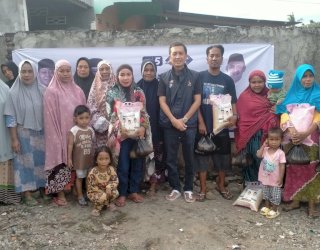 NasDem Bulukumba Bersama Andi Palalloi Tabrang Bagi-Bagi Sedekah Jumat