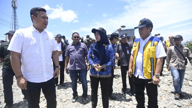 Bupati Luwu Utara Indah Putri Indriani menyambut kedatangan rombongan Komisi V DPR RI di Masamba Luwu Utara. 