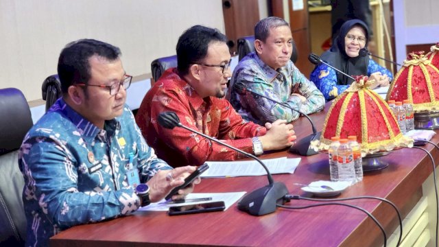 Kadivyankumham Kanwil Kemenkumham Sulsel Hernadi saat melakukan pertemuan dengan jajaran Pemerintah Kabupaten Wajo. Pertemuan tersebut membahas tentang permohonan pendaftaran IG Tenun Sutera Sengkang. (Dok. Humas Kanwil Kemenkumham Sulsel)