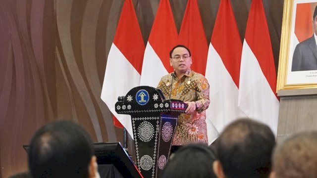Sekretaris Jenderal Kementerian Hukum Dan Hak Asasi Manusia (Kemenkumham) Komjen Pol. Andap Budhi Revianto saat memberikan arahan di sela-sela menutup Public Relation Briefing 2023, di Graha Pengayoman Kemenkumham, Jumat (17/02/2023) malam kemarin. (Dok. Humas Kanwil Kemenkumham Sulsel)