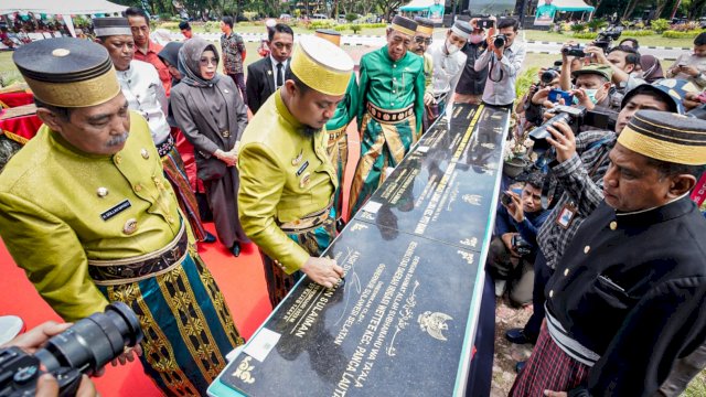 Gubernur Sulsel Andi Sudirman Sulaiman, menandatangani Prasasti Pembangunan Proyek Provinsi saat HUT ke-679 Kabupaten Sidrap, Sabtu (18/02/2023). (Istimewa)