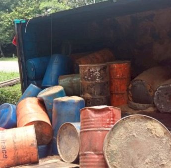 Truk Pengangkut Diduga Solar Ilegal Terbalik di Bone, Puluhan Drum dan Jerigen Berserakan ke Jalan